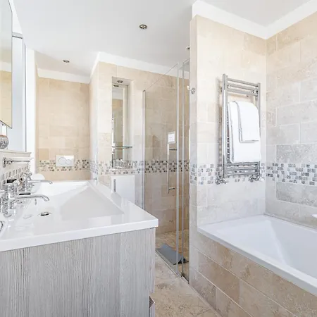 Skyline 2-bedroom Flat With Epic Views - Roi Chevalier *