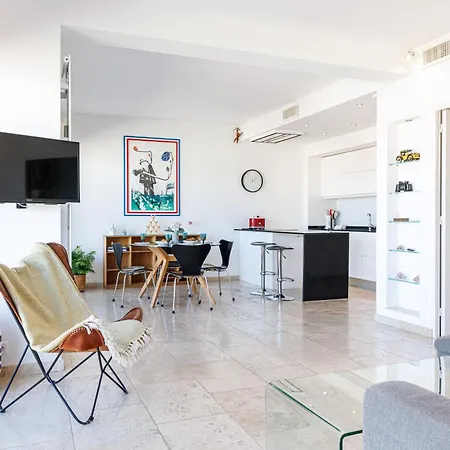 Skyline 2-bedroom Flat With Epic Views - Roi Chevalier Apartmán