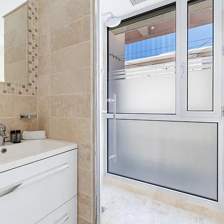 Skyline 2-bedroom Flat With Epic Views - Roi Chevalier アパート