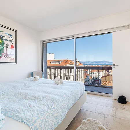 Skyline 2-bedroom Flat With Epic Views - Roi Chevalier Apartment