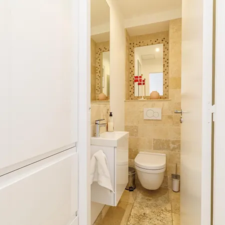 Skyline 2-bedroom Flat With Epic Views - Roi Chevalier Apartment