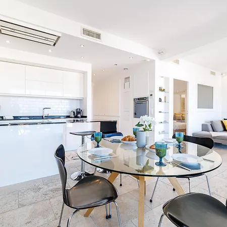 Skyline 2-bedroom Flat With Epic Views - Roi Chevalier